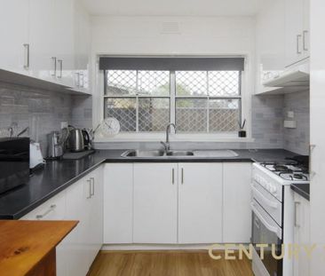 Stylish 2-Bed Apartment in Dandenong - Photo 4