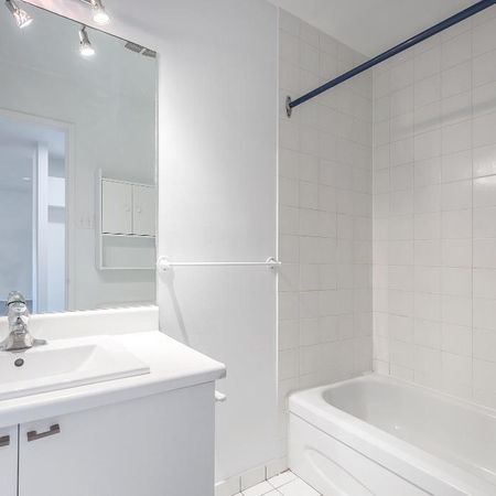 3 1/2 FRAIS PEINT SAINT-LAMBERT (IMMEUBLE BÉTON) - Photo 4