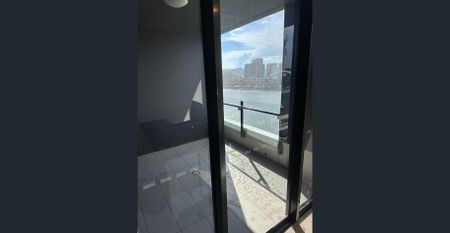 Modern South Brisbane Apartment with City Convenience - Photo 5