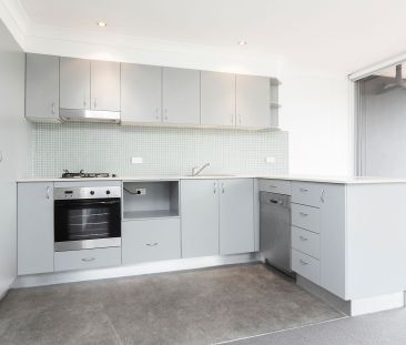 Sophisticated and Stylish Two Bedroom Apartment - Photo 2