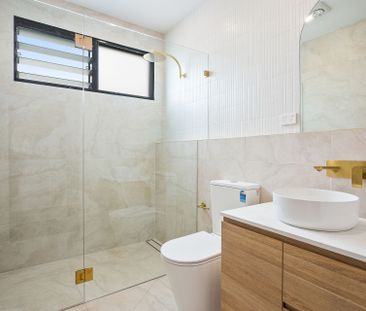 Stylish Townhouse - Photo 6