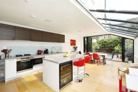 Neutrally decorated four bedroom family house with wooden floors on this quiet street in Parsons Green. - Photo 5