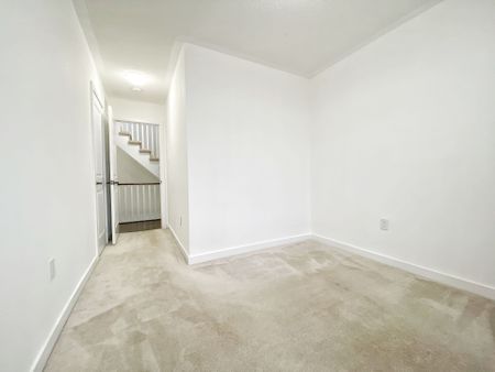 For Lease - 208 Glad Park Avenue, Whitchurch-Stouffville, Ontario - Photo 4