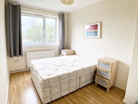 3 bedroom flat to rent - Photo 3