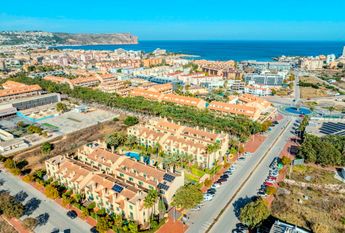 FOR RENT: SPACIOUS AND ELEGANT 4-BEDROOM BUNGALOW FOR LONG TERM