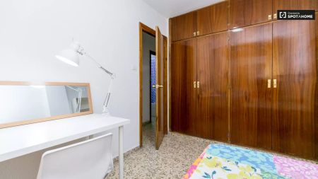 Single Bed in Room in a shared 5-bedroom apartment for rent in Camino de Ronda, Granada. - Photo 5