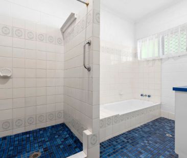 Solid lowset family home - Photo 6
