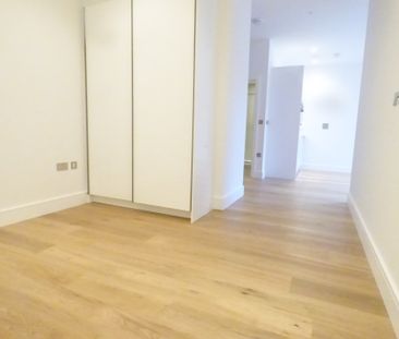 Large unfurnished 1 bedroom Apartment for rent - Photo 2