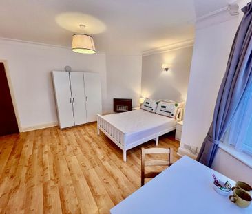 1 bedroom in a house share to rent - Photo 2