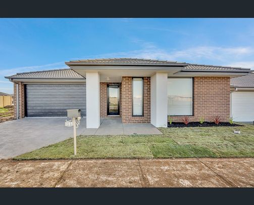 Stunning 4-Bedroom Home with Modern Amenities - Photo 1