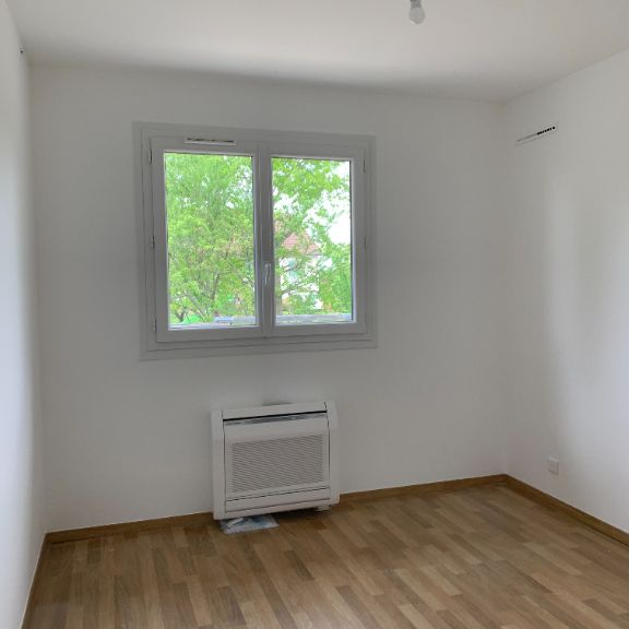 MAISON T6 à CHAMPFORGEUIL - Photo 1