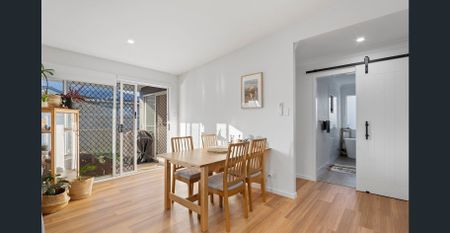 STUNNING MODERN HOME IN BEAUTIFUL PIMPAMA LOCATION - Photo 3