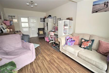 4 bedroom semi-detached house to rent - Photo 5