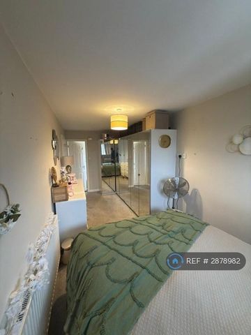 4 bedroom semi-detached house to rent - Photo 5