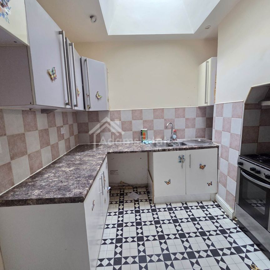 Fixed Price £700 pcm - Available Now - Unfurnished - Photo 1