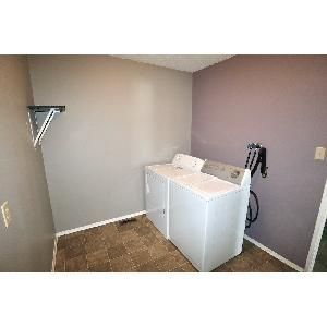 3 Bed 1.5 Bath Townhome w/ Balcony South Edmonton - Photo 4