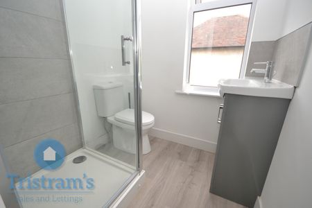 References Pending - 4 bed Semi-Detached House - Photo 2