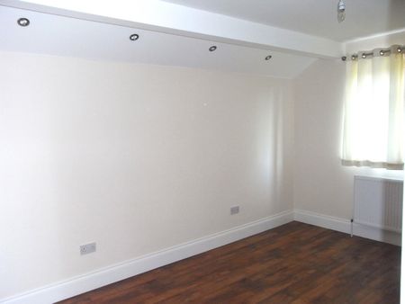 2 Bedroom Flat - Photo 2