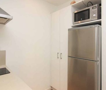 Stylish 2-Bedroom Furnished Apartment in the Heart of Soho - Photo 3