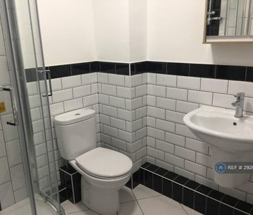 1 bedroom in a house share to rent - Photo 3