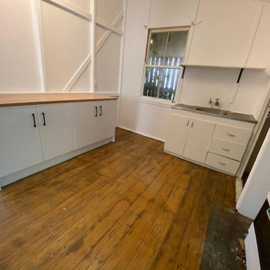 Colonial Cottage with character - Photo 1