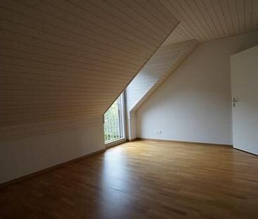 Moderne Dachwohnung mit angenehmer Raumhöhe - Photo 1