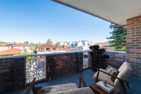 Spacious Two-Bedroom apartment - Top floor with Panoramic Views - Photo 2