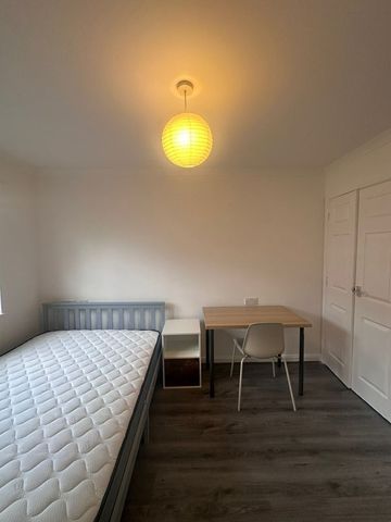 Room in a Shared House, London, E14 - Photo 4