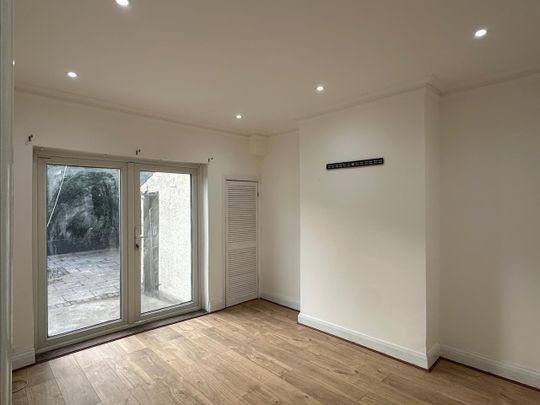 5 Bed End Terrace, Lakehall Gardens, CR7 - Photo 1