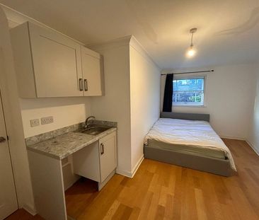 Room in a Shared House, White Lodge Close, TW7 - Photo 2