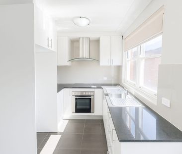 Bright 2-Bedroom Apartment with Timber Floors in Chatswood - Photo 5