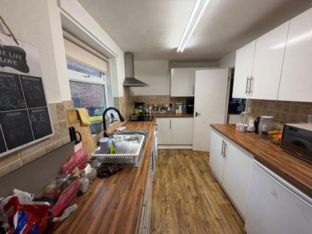 3 bedroom semi-detached house to rent - Photo 4