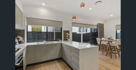 Modern Living in Prestigious Kersley Lane! - Photo 5