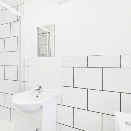 Room 2, Flat 1 - Photo 4