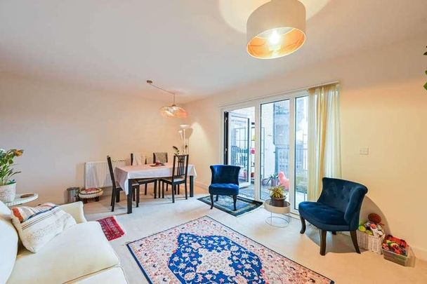 Clarence Avenue, Ilford, IG2 - Photo 1