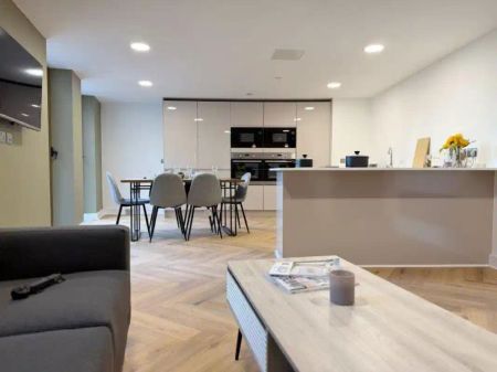 Large Cluster Bedroom - Photo 3