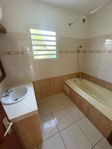 Location maison 4 pièces - 106.22m² à Saint pierre (97410) - Photo 4