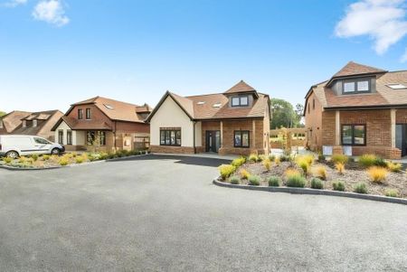 4 bedroom detached house to rent - Photo 3