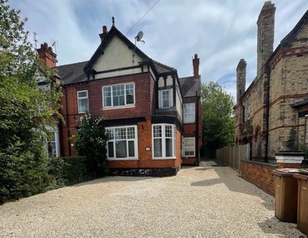 LOW DEPOSIT, LN5 AREA, MODERN HOUSESHARE Room 5 - Photo 1