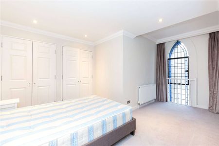 Charming two bedroom apartment set within a striking church conversion in an unbeatable Islington location. - Photo 3