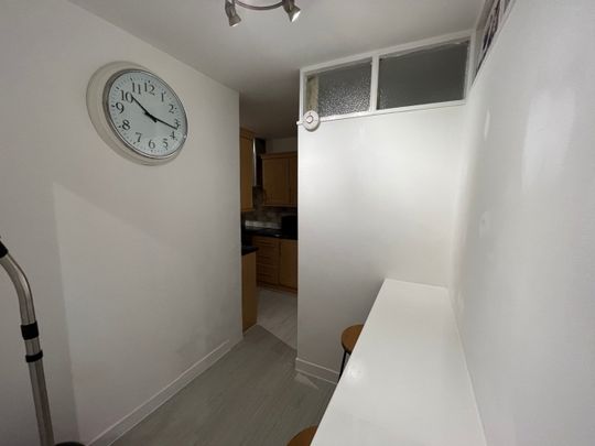 Room in a Shared Flat, Graham Road, SW19 - Photo 1