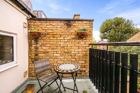 SHORT LET ONLY - Sensational 3 bedroom, 3 bathroom family house situated on a popular residential road in Wandsworth - available mid December to end of April. - Photo 3