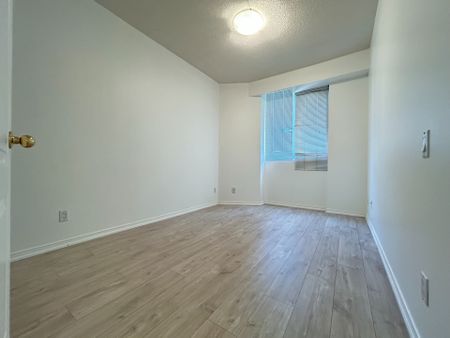 For Lease - 555 Yonge Street Unit# 215, Toronto, Ontario - Photo 2