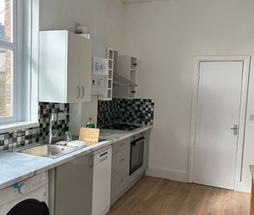 1 Bed Flat, Ravensbourne Road, SE6 - Photo 2