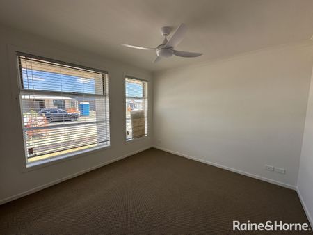 Beautiful 4-Bedroom Home with Large Open Living - Munno Para Downs - Photo 4