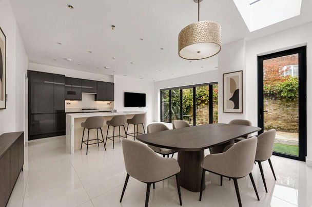 Well-presented 3 bedroom family house with parking for 2 cars and a private garden. - Photo 1