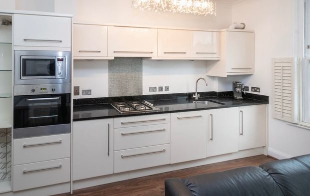 2 Bed Flat, St John's Hill, SW11 - Photo 1