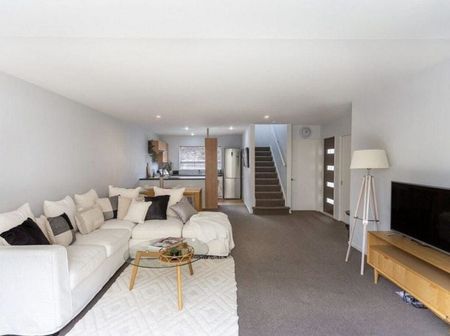 Spacious townhouse so close to the city! - Photo 2