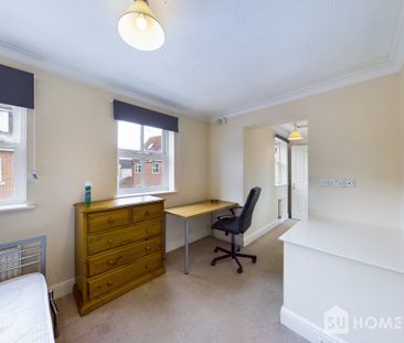 2 bed house to rent in Mascot Square, Colchester - Photo 3