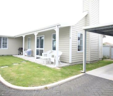 Excellently Furnished 2 Bdrm Townhouse - Photo 1